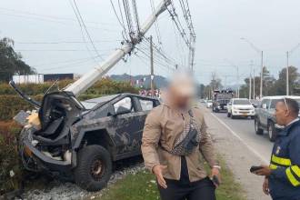 El carro Cybertruck y el supuesto propietario del vehículo en vía de Llanogrande, Rionegro. FOTO: CORTESÍA