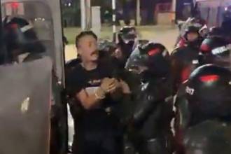 Momento en el que el ciudadano es subido a una patrulla. FOTO: X ÚLTIMAHORACARACOL