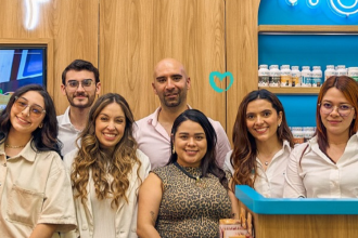 Andrés Múnera (atrás centro) y parte de su equipo de trabajo en la nueva tienda Mungos. / FOTO: CORTESÍA MUNGOS