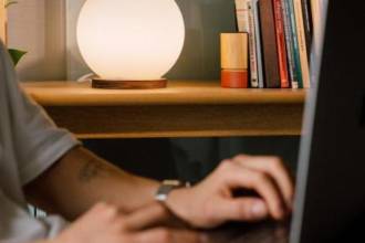 El router de luz en forma de lámpara es uno de los distintivos de Somos, además de una pieza decorativa para sus espacios. / FOTO: CORTESÍA SOMOS INTERNET