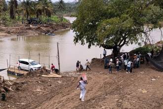 En planchones construidos por la comunidad transportan hasta vehículos. FOTO: ALCALDÍA DE SAN JUAN DE URABÁ