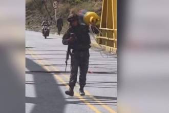 Héroe: soldado se echó cilindro bomba al hombro y evitó tragedia