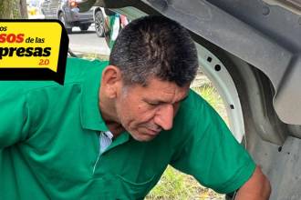 Cristóbal siempre revisa con cuidado antes de dar un diagnóstico. La idea es tratar de solucionar y evitar que el vehículo tenga que ir a un taller. FOTO: JAIDER ESCOBAR