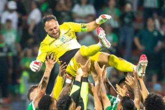 David Ospina es despedido por sus compañeros en el Atanasio Girardot. FOTO: JUAN ANTONIO SÁNCHEZ