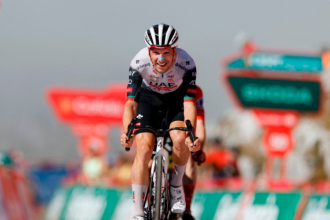 El portugués Joao Almeida (UAE Team Emirates) ganó la decimotercera jornada de la Vuelta a España. /FOTO: X @lavuelta