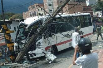 Tras el choque, cuadrillas de EPM hicieron presencia en el lugar. /FOTO: DENUNCIAS ANTIOQUIA