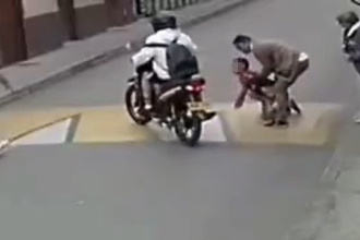 Menor fue atropellado por un motociclista en Guarne. El de la moto se escapó. /FOTO: CAPTURA DE VIDEO REDES SOCIALES