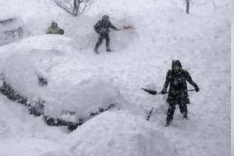 Los habitantes tienen que salir con palas de su casa para abrirse camino. FOTO: TOMADA DE X @globovision