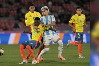 Joel Canchimbo (centro - #20) y Emilio Aristizábal (derecha) fueron dos de los jugadores más destacados de Colombia en el juego de la semifinal ante Argentina. / FOTO: CONMEBOL