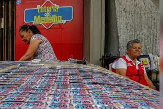 Venta de lotería en Medellín. FOTO: MANUEL SALDARRIAGA