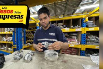 Juan Esteban le apuesta a comunicarse con el lenguaje tradicional, pero con su jefe y algunos compañeros sí usa las señas. FOTOS: JAIDER ESCOBAR.