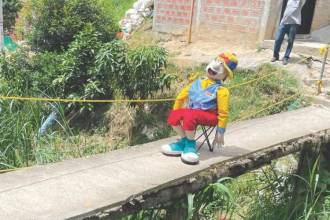 La delgada losa de concreto fue vaciada sobre las antiguas tablas. Varias personas se han caído. FOTO: SINDY VALLE