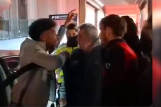 El colombiano Johan Mojica es increpado por aficionados del Mallorca. FOTO: D.R.A