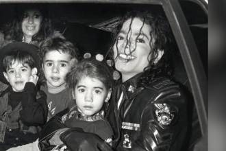 Michael Jackson y la familia Cascio en conferencia de prensa de la gira ‘Dangerous’ en 1992. FOTO: INSTAGRAM @MJCOLLECTIONS844