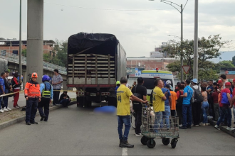 La víctima, de entre 50 y 55 años, intentó cruzar la vía cuando fue arrollada por este camión. /FOTO: DENUNCIAS ANTIOQUIA