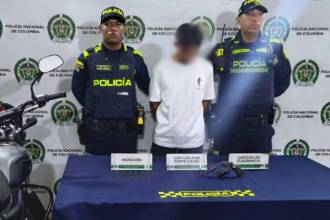 El hombre capturado por porte ilegal de armas en el barrio Mesa de Bello. FOTO: CORTESÍA POLICÍA METROPOLITANA