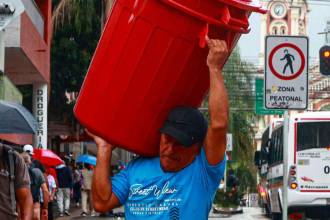 Los usuarios se abastecen de baldes para poder recoger agua. / FOTO: MANUEL SALDARRIAGA QUINTERO 