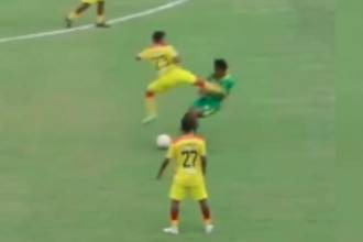 Jugador le da una patada a su compañero. FOTO: D.R.A