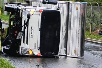 Nuevo accidente: un camión terminó volcado mientras descendía por la loma. FOTO: CORTESÍA NATALIA NÚÑEZ
