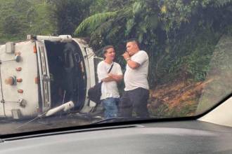 El bus quedó acostado sobre la vía. /FOTO: CORTESÍA DENUNCIAS ANTIOQUIA