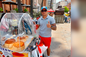 Anthony Portillo, vendedor de quesillos. /FOTOS: DANIEL GONZÁLEZ J. 