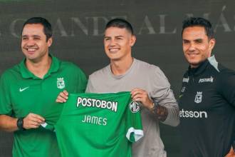 De izquierda a derecha: Víctor Marulanda (director deportivo), Sebastián Arango (presidente de Atlético Nacional), James Rodríguez (volante) y Lucas González (director técnico). FOTO: CORTESÍA ATLÉTICO NACIONAL