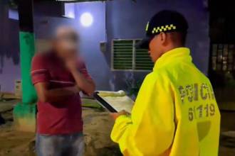 Este es el momento en el que el presunto responsable del crimen fue capturado por la Policía. FOTO: CAPTURA DE VIDEO X @POLICIAARAUCA