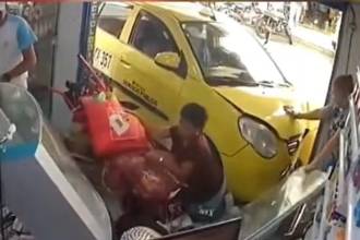 Momento del impacto contra la farmacia. FOTO: CAPTURA DE VIDEO CORTESÍA DENUNCIAS ANTIOQUIA