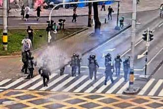 Disturbios en las afueras de la Universidad de Antioquia luego de las marchas del 14 de octubre. FOTO: X MANUELVILLAME