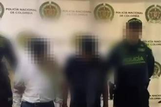 Los sujetos, de 29 y 43 años, fueron capturados por el delito de hurto y porte de armas. FOTO: CORTESÍA POLICÍA METROPOLITANA