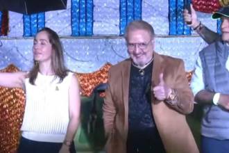 Apenas el alcalde Federico Gutiérrez fue informado de la presencia del actor Carlos Villagrán, lo invitó a subir a tarima, desde donde saludó a todos los asistentes al encendido de las luces de Navidad. FOTO: CAPTURA VIDEO 