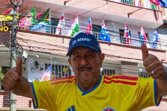 Tavo puso, con la ayuda de su esposa, cada una de las banderas. FOTO: MANUEL SALDARRIAGA
