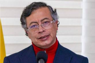 La decisión del presidente Gustavo Petro (a la derecha) fue tomada tras la parranda vallenata en la que participó el artista Nelson Velásquez (a la izquierda). FOTO: CORTESÍA CLAUDIA CARRASQUILLA, @PETROGUSTAVO