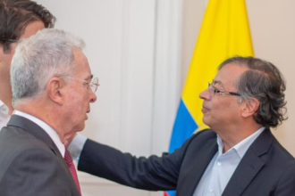 Álvaro Uribe (centro) y Gustavo Petro (der.). / FOTO: COLPRENSA