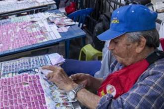 Venta de loterías en el centro de Medellín. FOTO: ARCHIVO – EDWIN BUSTAMANTE