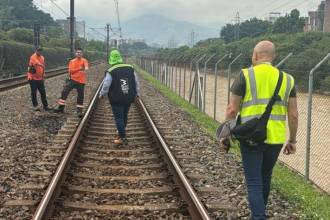 Personal Metro, de la Secretaría de Infraestructura del Distrito y del Área Metropolitana evalúan la novedad en el sitio. / FOTO: CORTESÍA METRO DE MEDELLÍN