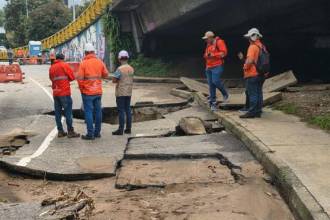 Daños en calles de Medellín por inundaciones. FOTO: JULIO CÉSAR HERRERA