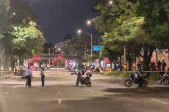 Usuarios en redes sociales culpan a errores en la sincronización de los semáforos. FOTO: FACEBOOK MEDELLÍN OSCURA