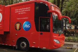 La anemia por deficiencia de hierro afecta al 16 % de la población mundial y en el bus se encuentra asesoría para identificar si es uno de los afectados. / FOTO: CORTESÍA COLOMBIANAS DE HIERRO