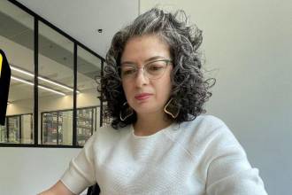 Mabel Restrepo fue la mejor bachiller de su generación, en Barbosa; ahora como profesional también la saca del estadio. FOTO: JAIDER ESCOBAR