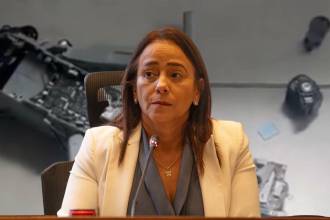 Al fondo el dron que resultó ser de un influencer. A la derecha la concejala Claudia Carrasquilla. FOTOS: X @claudiacarrasq Y ESNEYDER GUTIÉRREZ