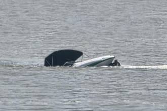 Momento del rescate de las 10 personas que naufragaban en aguas del mar Caribe. FOTO: CORTESÍA FUERZA NAVAL DEL CARIBE