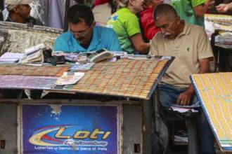 Venta de loterías y chances en el centro de Medellín. / FOTO: ARCHIVO – MANUEL SALDARRIAGA