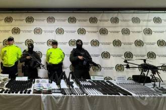 Hasta incautaron un dron con capacidad de 10 kilos que sería usado para atentar contra la Fuerza Pública. FOTO: RED SOCIAL X @FicoGutierrez