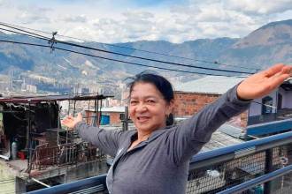 Nélida Londoño es una de las residentes más antiguas del Popular 1. Dice que la transformación del barrio ha sido muy positiva para los sectores vecinos que pertenecen a esta comuna. /FOTO: DANIEL GONZÁLEZ JARAMILLO