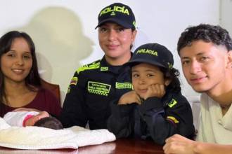 De derecha a izquierda: Álvaro Betín, intendente de la Policía; Diana Isabel Vélez junto a la pequeña Gabriela; la subintendente Camila Hinestroza, la hija menor y Rafael Ávila. FOTO: POLICÍA 