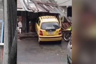 Accidente de taxi en Manrique. FOTO: REDES SOCIALES @TROPICANAMEDELLÍN989