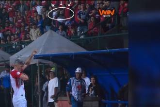 Video de televisión muestra a quien sería la responsable de la agresión al jugador cuando salía de la cancha. FOTO: TOMA DE VIDEO 