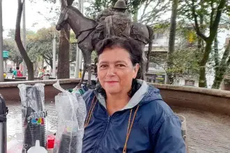 María Eugenia Giraldo es reconocida en San Cristóbal por su puesto de café. Ella vive tranquila por el clima y la amabilidad de la gente. /FOTO: DANIEL GONZÁLEZ