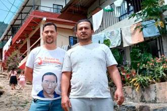 Willinton Foronda (der) y Juan David Monsalve, habitante, no cambian a Altavista por nada. Aquí, en el camino ancestral de guacas. / FOTO: ANDRÉS BEDOYA